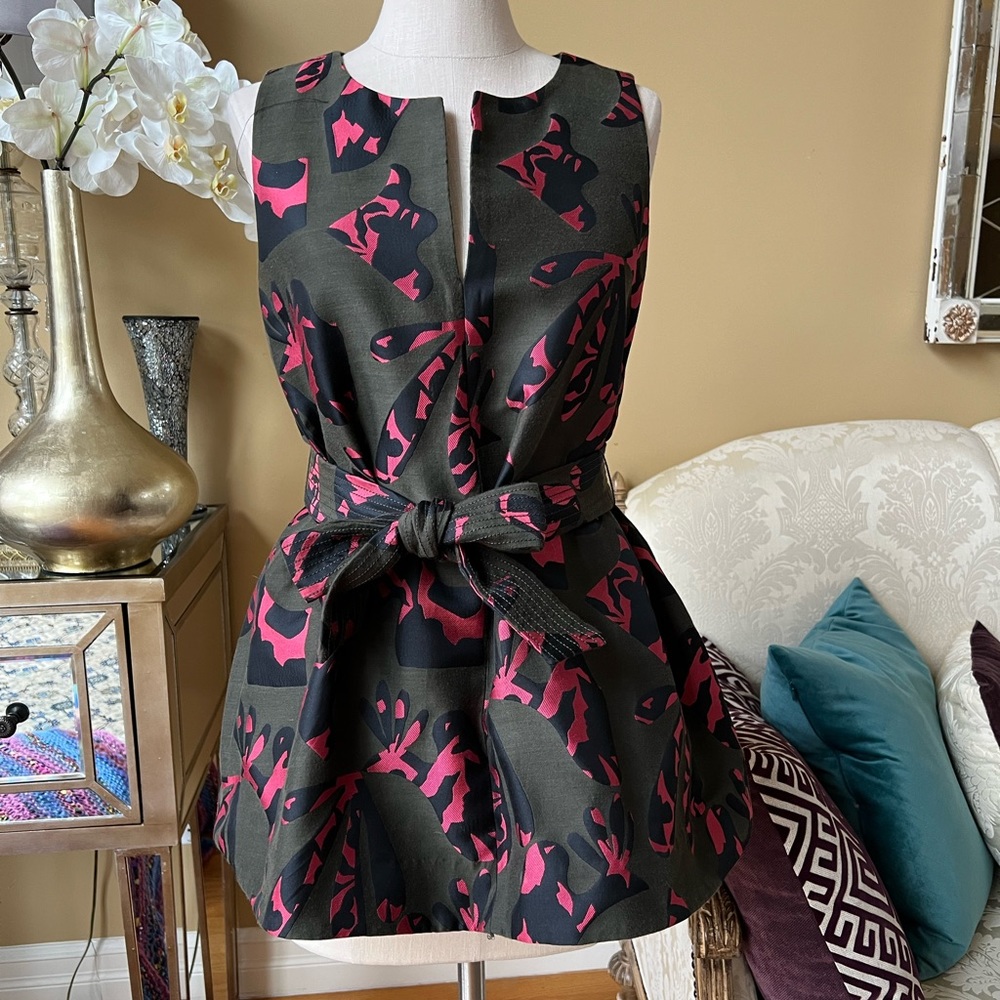 BANANA REPUBLIC peplum top with belt.